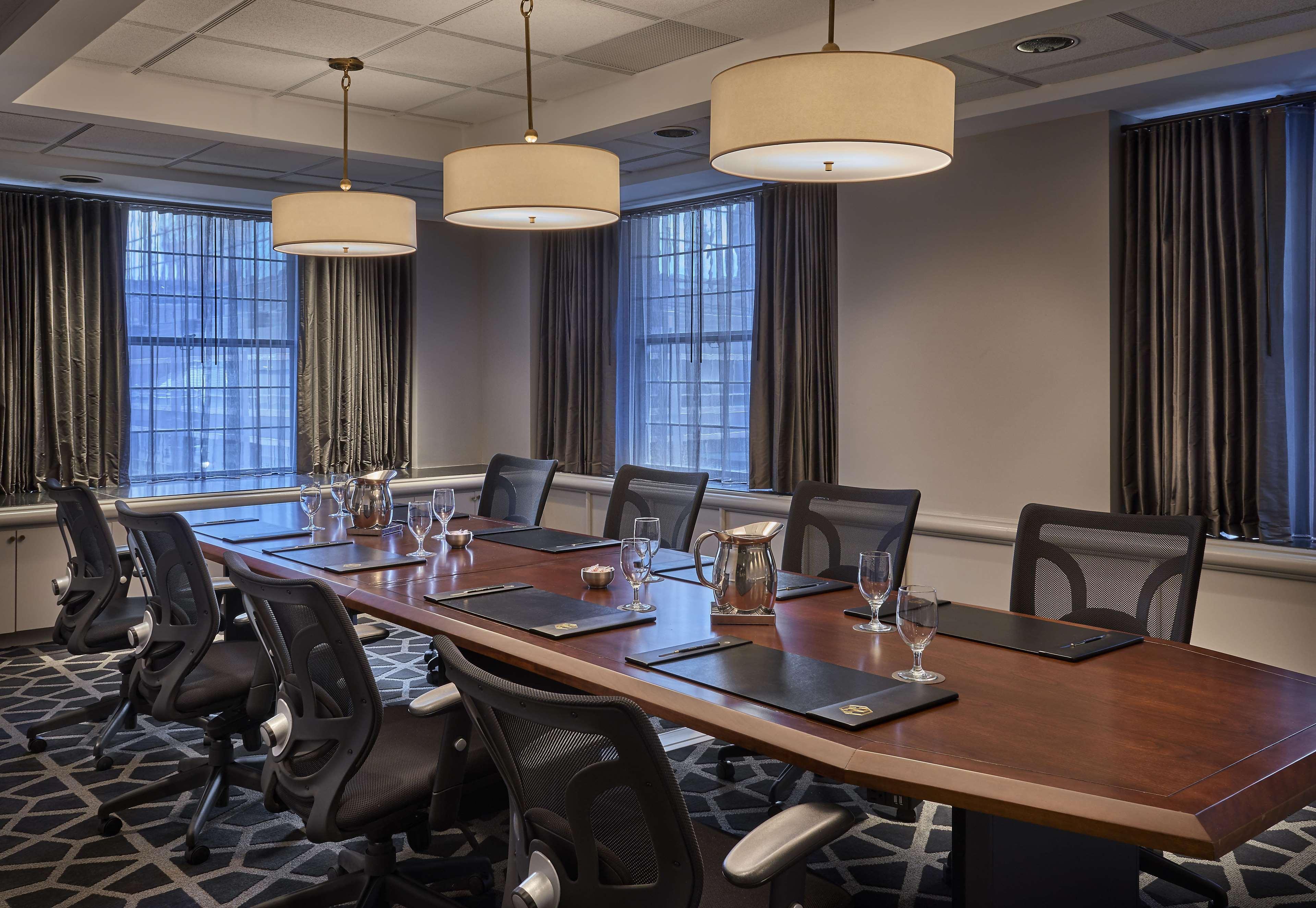 Phillips Kansas City, Curio Collection By Hilton 4*